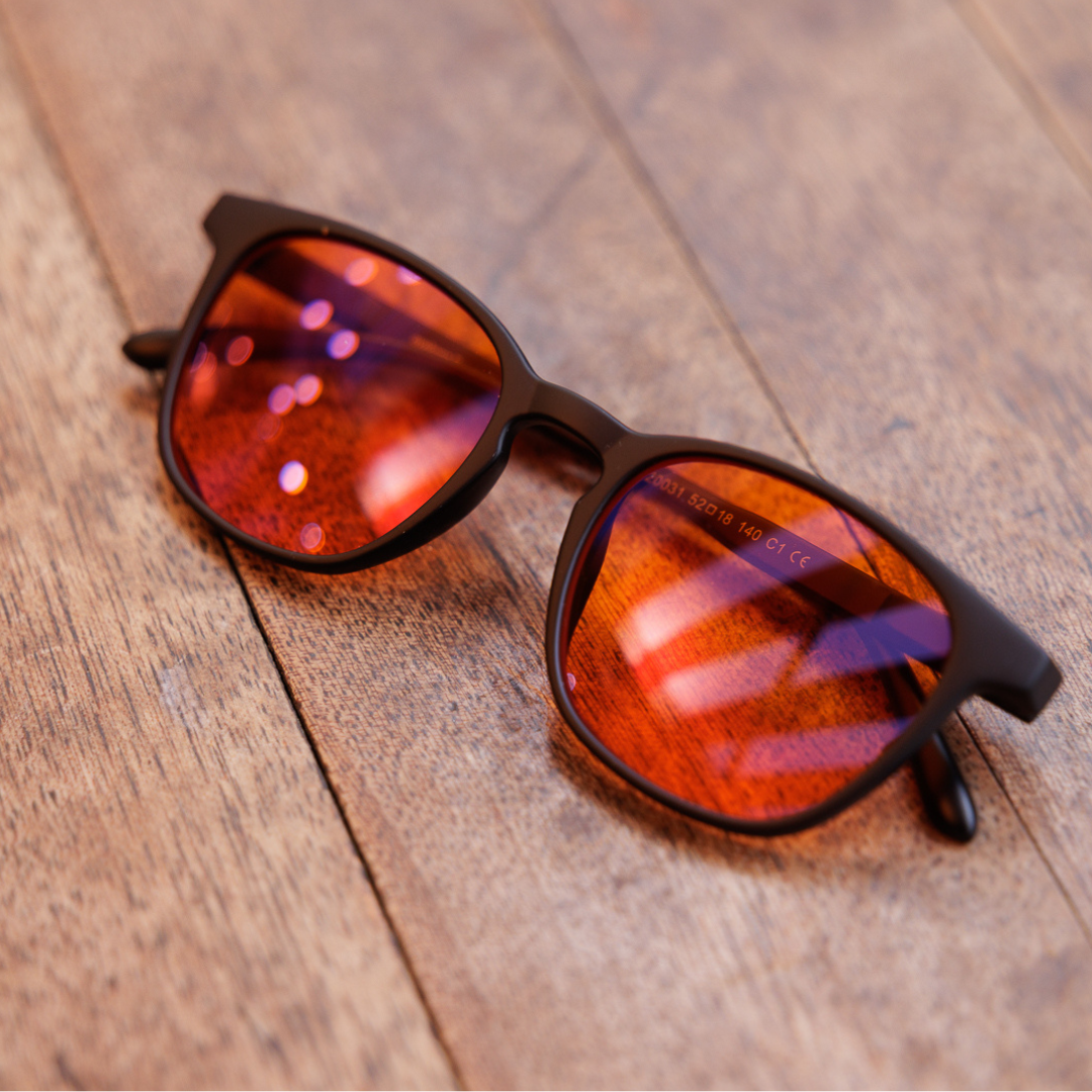 Ek1:  Black Frame – Orange Lens